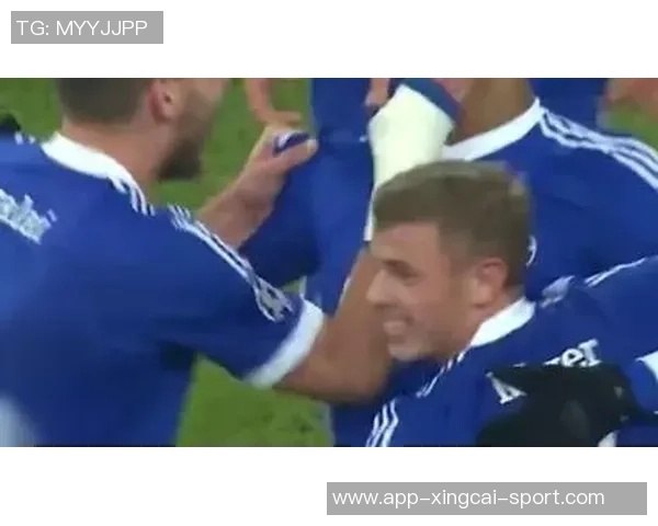 足球馆长靴重重踩脸的背后故事与球场上的荣耀与挑战